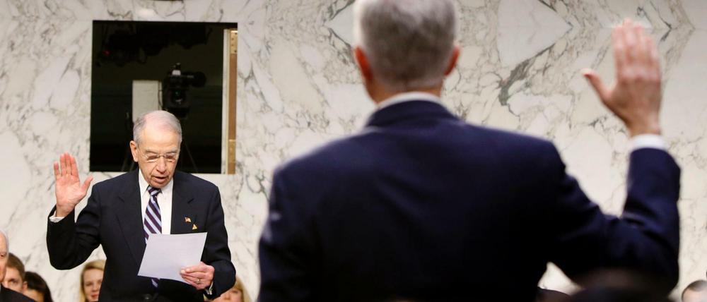 FBI-Direktor James Comey (von hinten) schwört, vor dem Kongress die Wahrheit zu sagen. 