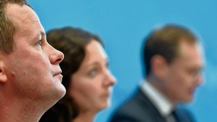 Wenn sie streiten, schauen Bundespolitikern genau hin: Die Führungskräfte des rot-rot-grünen Senats Klaus Lederer ( Die Linke), Ramona Pop (Grüne) und Michael Müller (SPD).