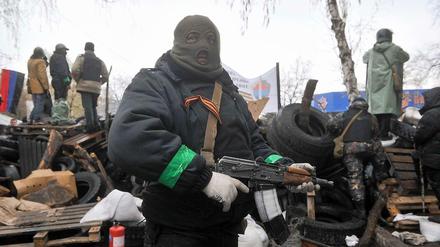 Pro-russischer Protestler vor einer Barrikade in Slawjansk.