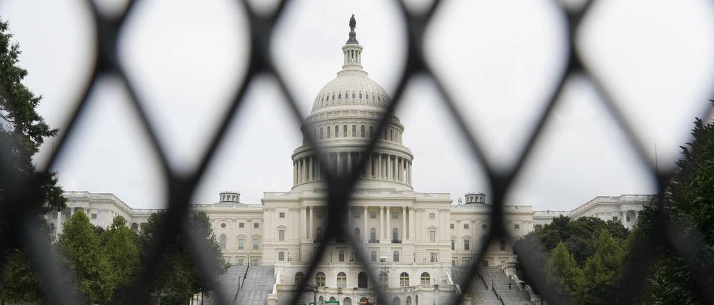Das US-Kapitol wird mit Gittern geschützt.