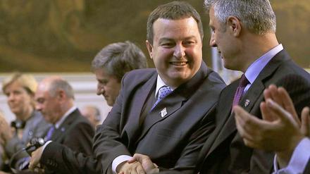 Annäherung: Serbiens Premier Ivica Dacic (l.) und der Premier des Kosovo Hashim Thaci.