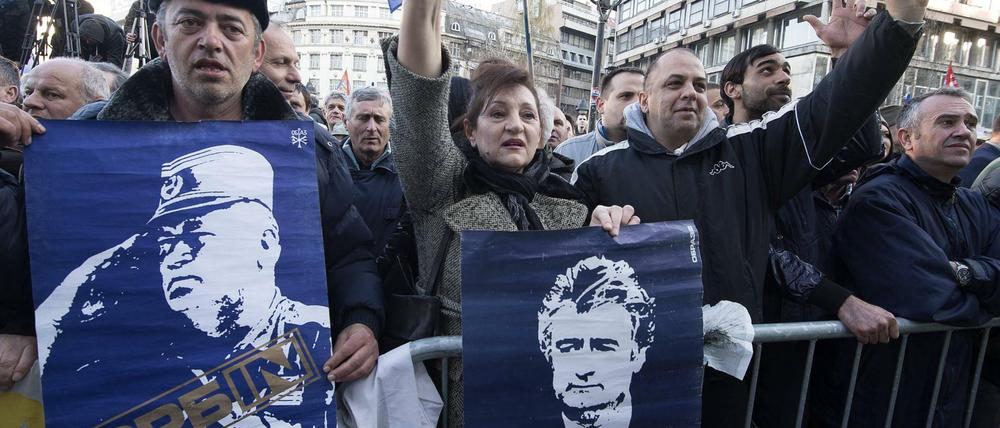 Anhänger von Radovan Karadžic (rechtes Poster) und Ratko Mladic protestierten gegen das Urteil des UN-Tribunals in Den Haag gegen den Serbenführer.