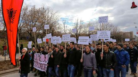 Kosovarische Studenten protestieren gegen den Abriss des Denkmals.