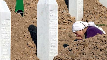Eine bosnische Frau trauert am Potocari Memorial Center in Srebrenica, Bosnien-Herzegowina.