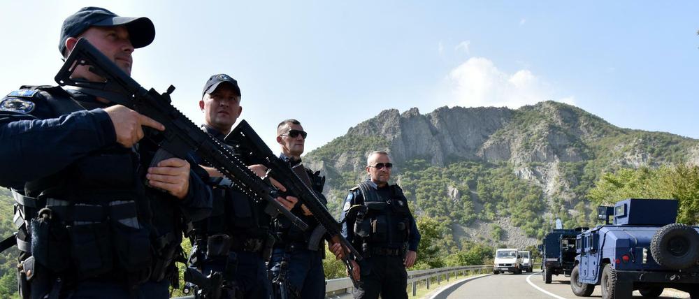 Spezialeinheiten des Kosovo sind an der Grenze aufmarschiert.