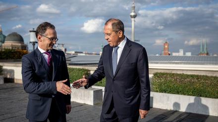 Außenminister Heiko Maas und sein russischer Amtskollege Sergej Lawrow auf der Dachterasse des Auswätigen Amtes.