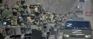 Pro-russische Truppen fahren auf die Stadt Mariupol zu.