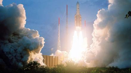 Eine Ariane 5 Rakete startet in Französisch Guyana. 