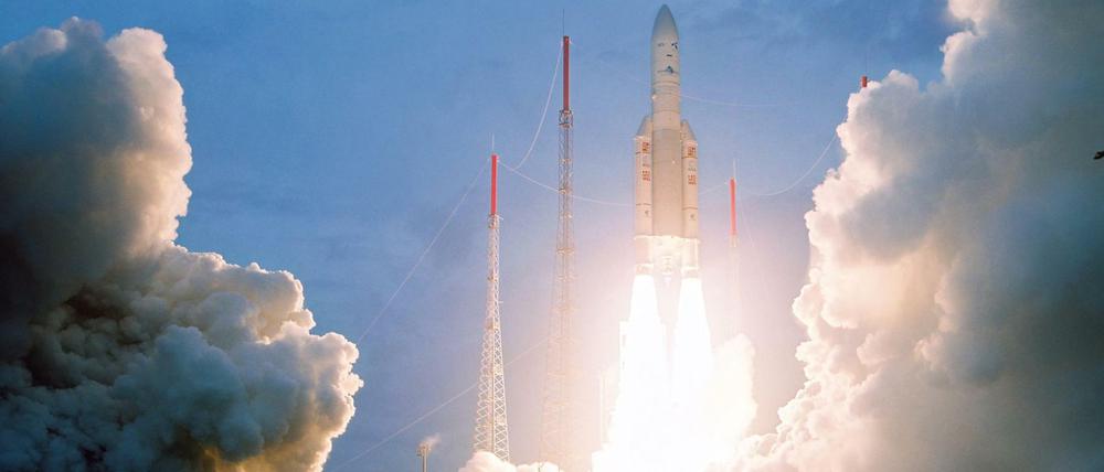 Eine Ariane 5 Rakete startet in Französisch Guyana. 