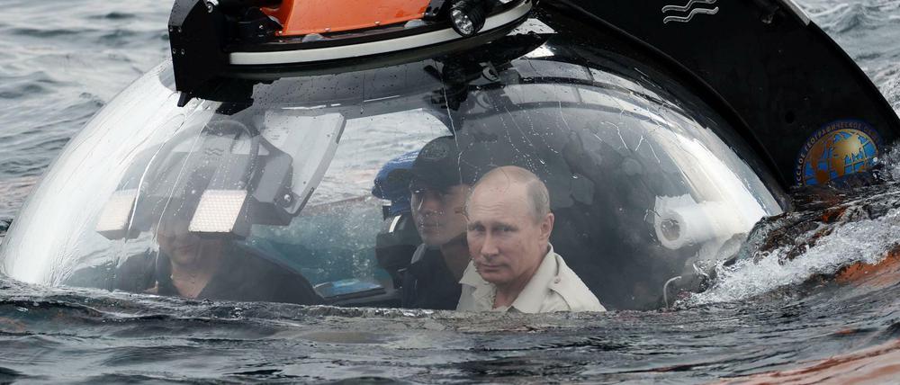 Kreml-Chef Wladimir Putin am 18. August 2015 in einem C-Explorer Unterwasserboot im Schwarzen Meer.