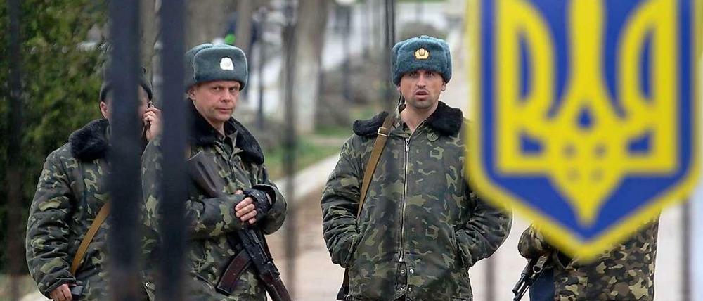 Ukrainische Soldaten außerhalb der Stadt Sevastopol. 