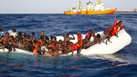 Die Hilfsorganisation SOS Mediterranee rettete am Sonntag 108 Flüchtlinge von einem sinkenden Schlauchboot im Mittelmeer. 