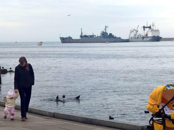 Schwarzmeerhafen Sewastopol und russisches Kriegsschiff. 
