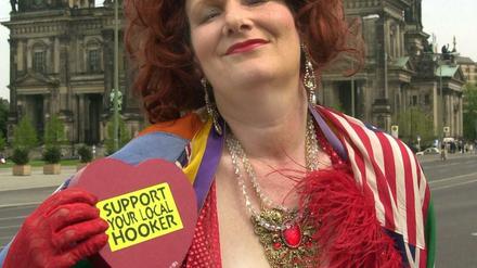 "Unterstützen Sie Ihre Hure vor Ort": Die Prostituierte und Aktionskünstlerin Scarlet Harlot am ersten internationalen "Tag der Sexarbeit" im Mai 2000 in Berlin