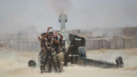 Shiitische Kämpfer nehmen in der Nähe von Falludscha in einer Kampfpause ein Selfie auf. 