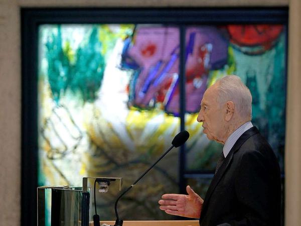Auch der israelische President Shimon Peres äußerte bereits seine Erschütterung über die Anschläge: Israel werde Brutzellen von Terroristen weltweit aufspüren und zurückschlagen.