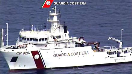 Die italienische Küstenwache suchte am Sonntag nach Überlebenden der Katastrophe.