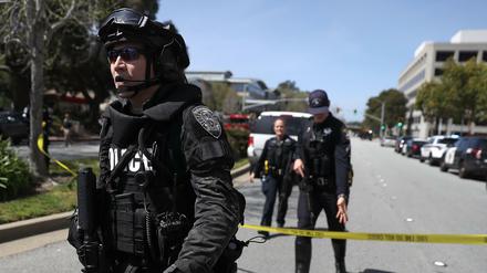 Polizei sichert den Tatort an der Youtube-Zentrale in Kalifornien 
