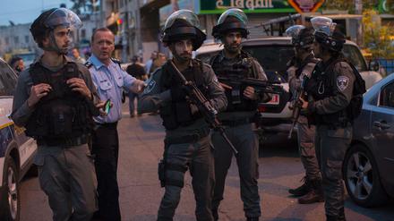 Polizei sichert nach dem Attentat eines Palästinensers das Gelände im Osten von Jerusalem.