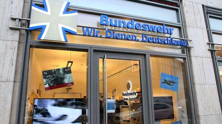 In Berlin wirbt die Bundeswehr jetzt mit einem "Showroom" für sich.