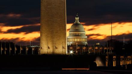Blick auf das Kapitol und den unteren Teil des Washington Monuments kurz vor Sonnenaufgang.