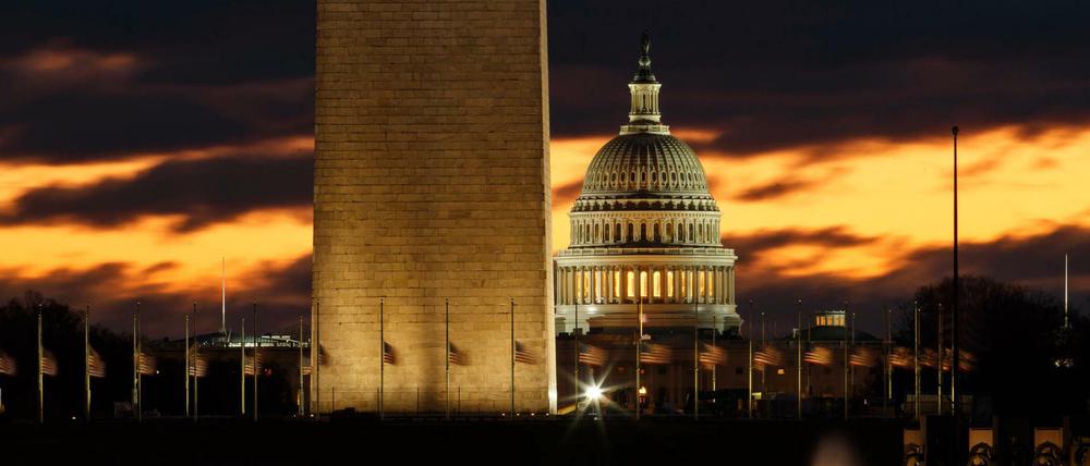 Blick auf das Kapitol und den unteren Teil des Washington Monuments kurz vor Sonnenaufgang.