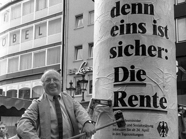 Sozialminister Norbert Blüm plakatiert 1986 „seinen Satz“.