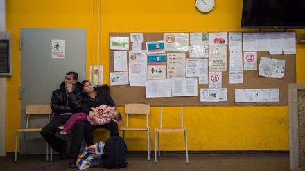  Freizeit im Übermaß: Die meisten Flüchtlinge empfinden das "verordnete Rumhängen" in den Aufnahmeeinrichtungen - hier in Ellwangen - als verlorene Zeit.