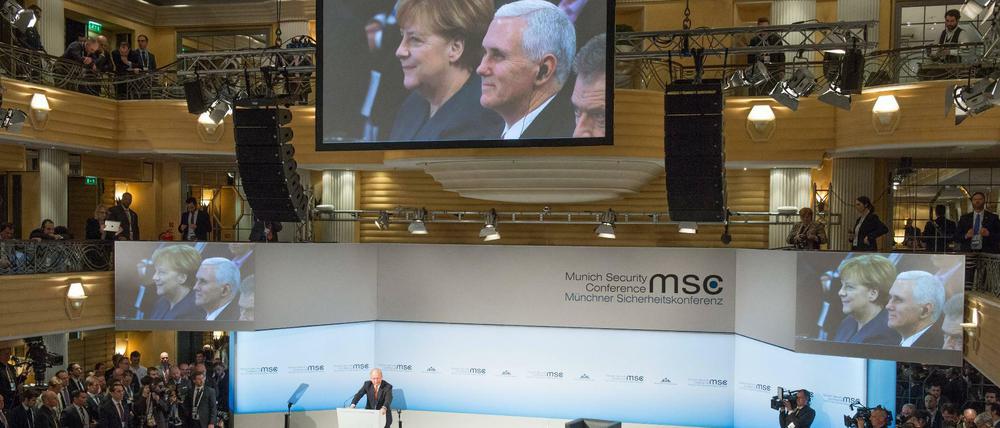 Zwei in einem Bild. Bundekanzlerin Merkel und US-Vizepräsident Mike Pence hören von der ersten Reihe aus Wolfgang Ischinger zu. 