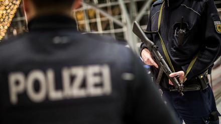 Bewaffnete Einsatzkräfte der Bundespolizei am Flughafen Stuttgart.