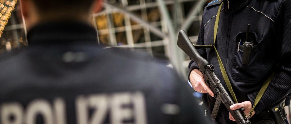 Bewaffnete Einsatzkräfte der Bundespolizei am Flughafen Stuttgart.