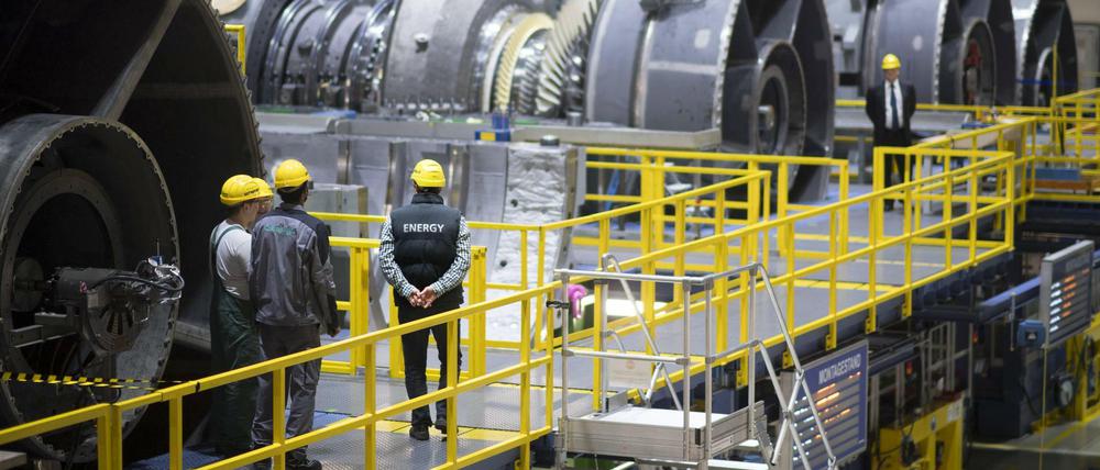 Fachkräfte arbeiten an einer Turbine in einem Gasturbinenwerk