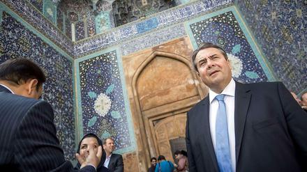 Bundeswirtschaftsminister Sigmar Gabriel vor einer Moschee in der iranischen Stadt Isfahan.