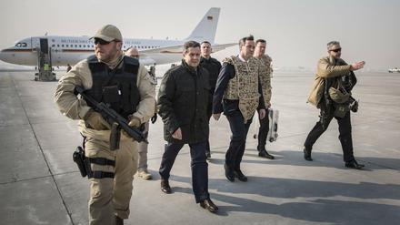 Besuch in einem Kriegsgebiet. Außenminister Sigmar Gabriel (SPD) am Mittwoch auf dem Flughafen der afghanischen Hauptstadt Kabul.
