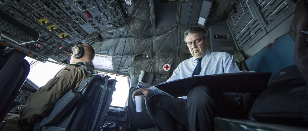 Schwierige Mission: Bundesaußenminister Sigmar Gabriel (SPD) sitzt im Cockpit der Transall auf dem Weg nach Tripolis. 
