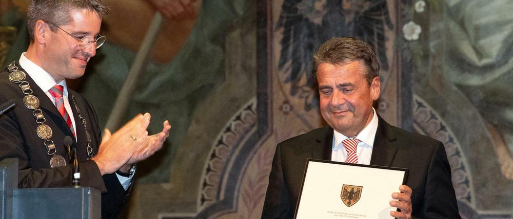 Oliver Junk (CDU, l), Bürgermeister der Stadt Goslar, verleiht Sigmar Gabriel (SPD) Ehrenbürgerrecht der Stadt Goslar.