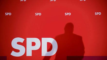 Der Schatten des SPD-Vorsitzenden und Bundeswirtschaftsministers Sigmar Gabriel während einer Rede.