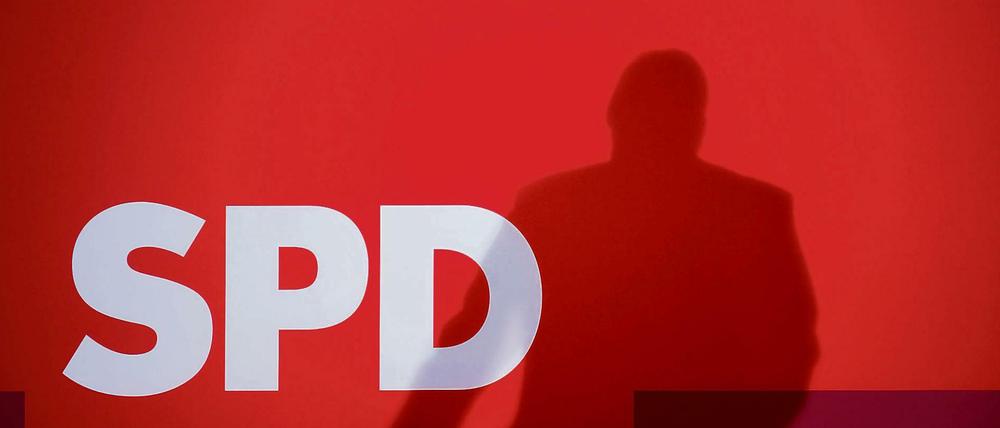 Der Schatten des SPD-Vorsitzenden und Bundeswirtschaftsministers Sigmar Gabriel während einer Rede.