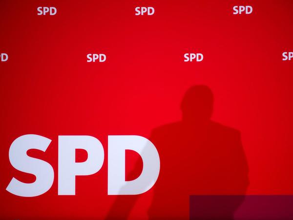 Der Schatten des SPD-Vorsitzenden und Bundeswirtschaftsministers Sigmar Gabriel fällt auf eine rote Wand. Ob Stauss 2017 für die SPD und womöglich dann für Sigmar Gabriel als Spitzenkandidat in den Bundestagswahlkampf zieht, steht noch nicht fest.