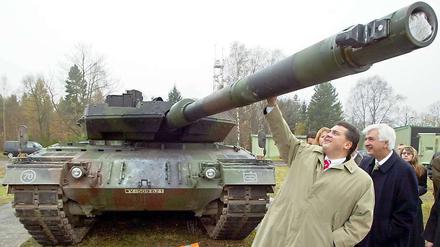 Der damalige Ministerpräsident Niedersachsens, Sigmar Gabriel (SPD) schaut im Beisein des damaligen Rheinmetall-Detec Vorstandsmitglieds Gert Winkler (r.) 2002 auf einem Schießstand der Firma Rheinmetall in Unterlüß (Landkreis Celle) einen Kampfpanzer vom Typ Leopard II A 6 an. Gabriel besuchte damals das Rüstungsunternehmen, das eines der größten Arbeitgeber in der Region ist.