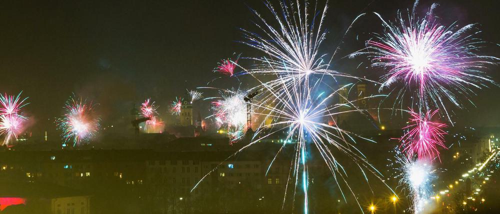 Feuerwerksraketen explodieren in der Silvesternacht 2018/2019 über der Innenstadt. 