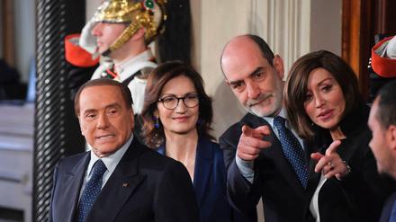 Nicht mit ihm, nicht ohne ihn? Silvio Berlusconi nach dem ersten Gespräch mit Staatspräsident Mattarella. Er kam mit den Fraktionschefinnen seiner Partei im Parlament, Mariastella Gelmini (links) und Anna Maria Bernini (rechts) - vor den Journalisten sprach nur er.