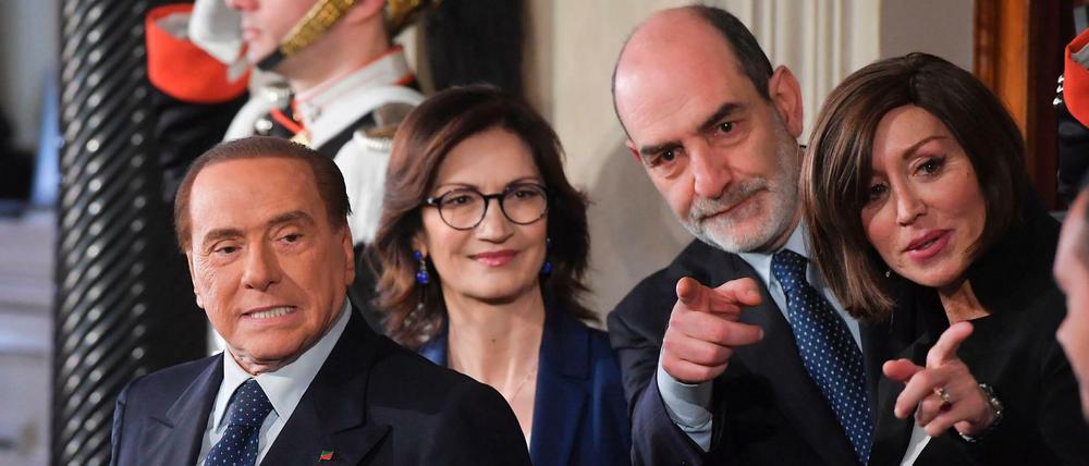Nicht mit ihm, nicht ohne ihn? Silvio Berlusconi nach dem ersten Gespräch mit Staatspräsident Mattarella. Er kam mit den Fraktionschefinnen seiner Partei im Parlament, Mariastella Gelmini (links) und Anna Maria Bernini (rechts) - vor den Journalisten sprach nur er.