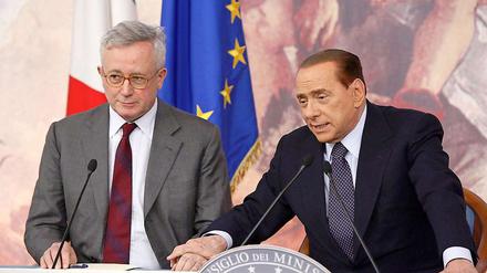 Hand auf Hand. Silvio Berlusconi (r.) verspricht gemeinsam mit seinem Wirtschaftsminister Giulio Tremonti größeren Sparwillen.