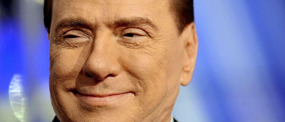 Der ehemalige italienische Präsident Silvio Berlusconi kämpft um sein politisches Überleben. Zum ersten Mal ist er in seiner Partei, die mehr sein Wahlverein ist, umstritten. 