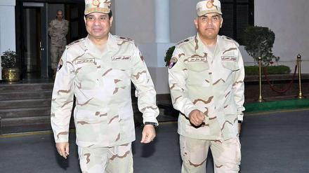 Al Sisi (l.) hängt die Uniform an den Nagel.