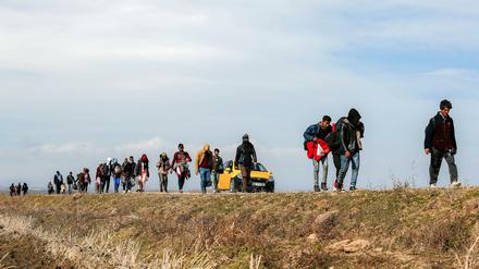 Migranten in der Nähe des Grenzüberganges in Edirne, Türkei.