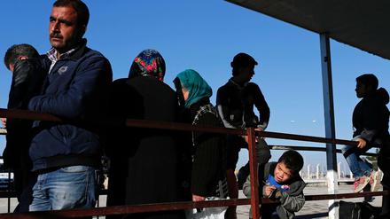 Syrische Flüchtlinge an der syrisch-türkischen Grenze bei Kilis. 
