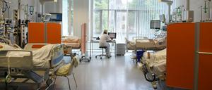 Auf der Intensivtherapie-Station (ITS) im Leipziger Klinikum St. Georg sitzt eine Mitarbeiterin im Patientenzimmer an einem Computer. Im Klinikum werden im Vergleich zur Vor-Coronazeit derzeit etwa ein Viertel weniger Betten betrieben.