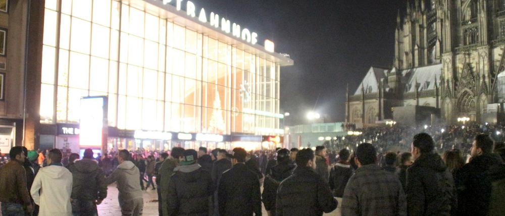 In der Silvesternacht waren am Kölner Hauptbahnhof Frauen sexuell belästigt und ausgeraubt worden.